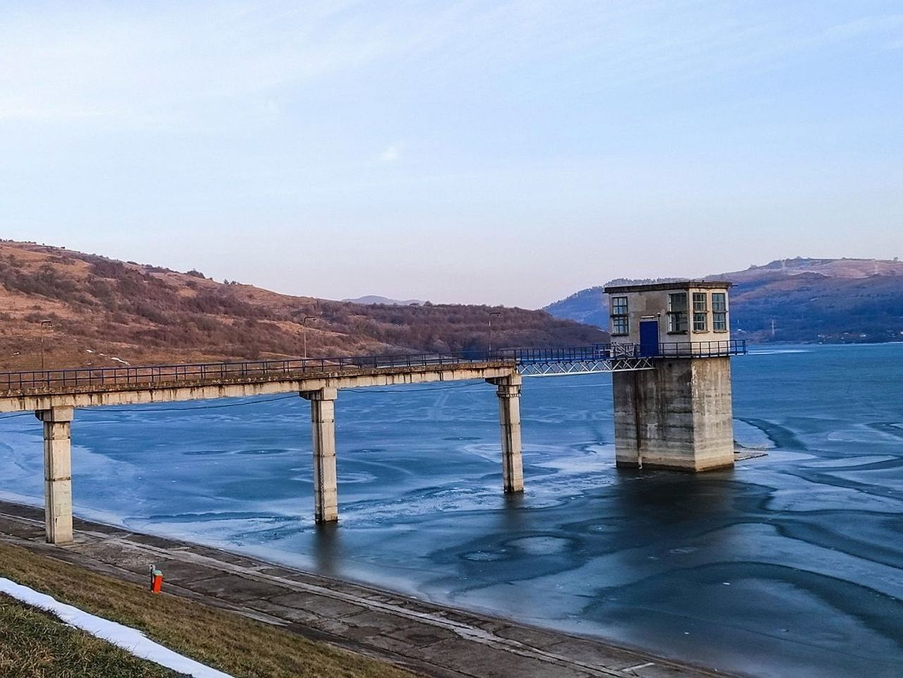 O mesmo caminho estreito sobre o lago sob o gelo em quatro estações