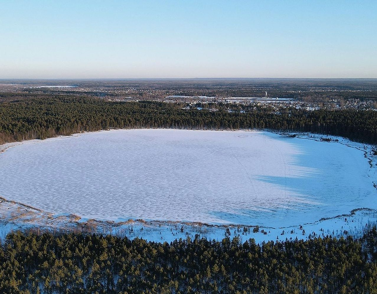 Mapa de lago nas montanhas com marcações de pesca no gelo e profundidade